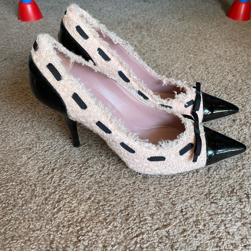 NEW NEVER WORN y2k moschino heels pumps light pink textured black bow 9 designer